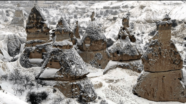 Beyaz’a Bürünen Kapadokya Turistlerin Göz Bebeği Oldu